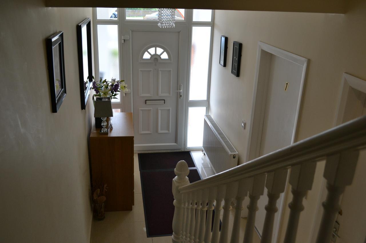 Annie'S Guest House Farnborough  Exterior photo